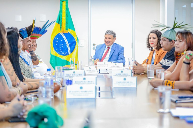 Ministro Wellington Dias recebe lideranças indígenas para tratar de direitos sociais