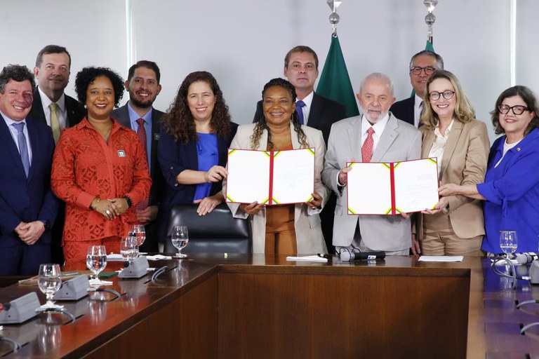Lula sanciona lei que garante medidas de saúde e segurança a trabalhadores de arquivos
