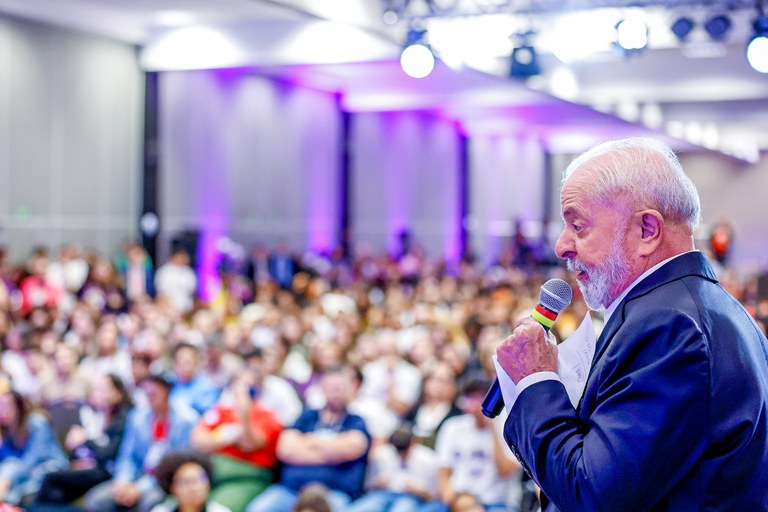 "Vamos construir 782 escolas técnicas e fazer revolução para os adolescentes", diz Lula