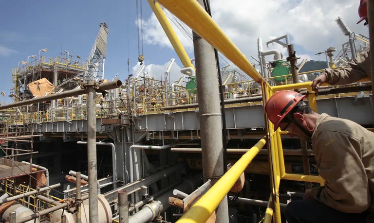 ANP divulga dados consolidados da produção de petróleo e gás em março