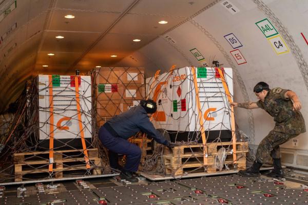 Base Aérea de Canoas recebe cerca de 30 toneladas de donativos da Itália