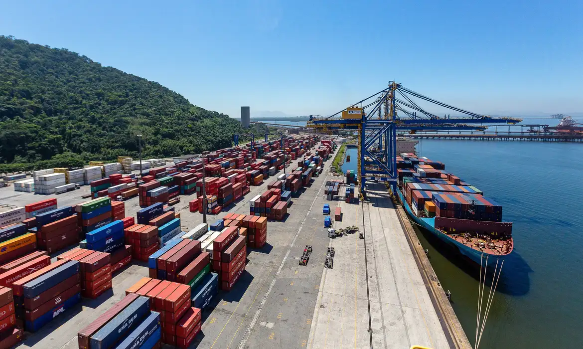 Brasil bate recorde de exportação de janeiro a abril — Agência Gov