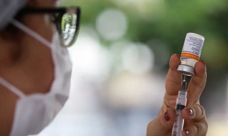 Brasil recebe primeiro lote de vacinas atualizadas contra variante da Covid-19