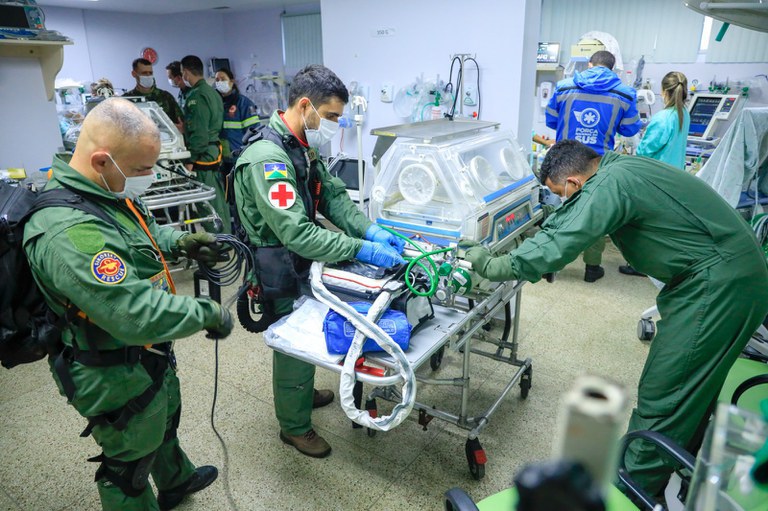 Em complexa operação, governo transporta cinco pacientes em UTI Aérea no RS