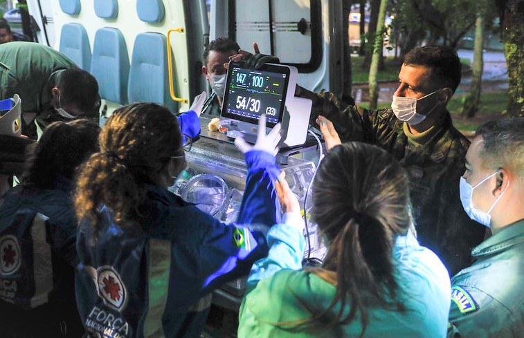 FAB realiza transporte emergencial de criança prematura de 28 semanas no RS