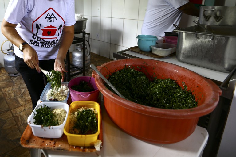 Gás de cozinha é garantido por três meses às Cozinhas Solidárias do RS
