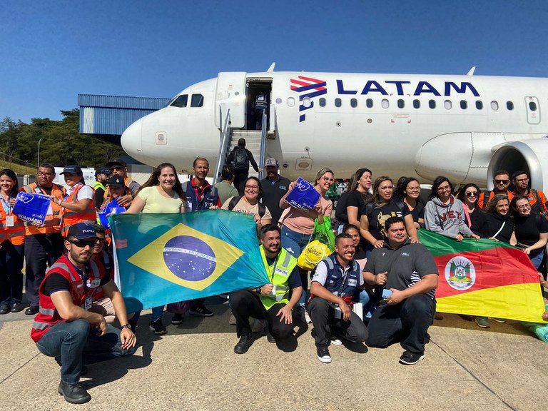 Governo brasileiro recebe ajudas humanitárias de outros países para o RS