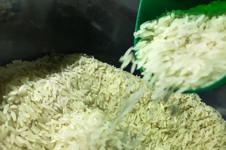 Governo libera mais R$ 6,7 bi para garantir arroz a preço justo no prato