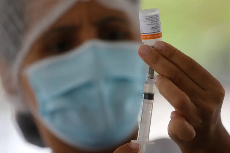 Mais de 88% dos brasileiros com cinco anos ou mais tomaram ao menos duas doses de vacina contra Covid-19 até o início de 2023