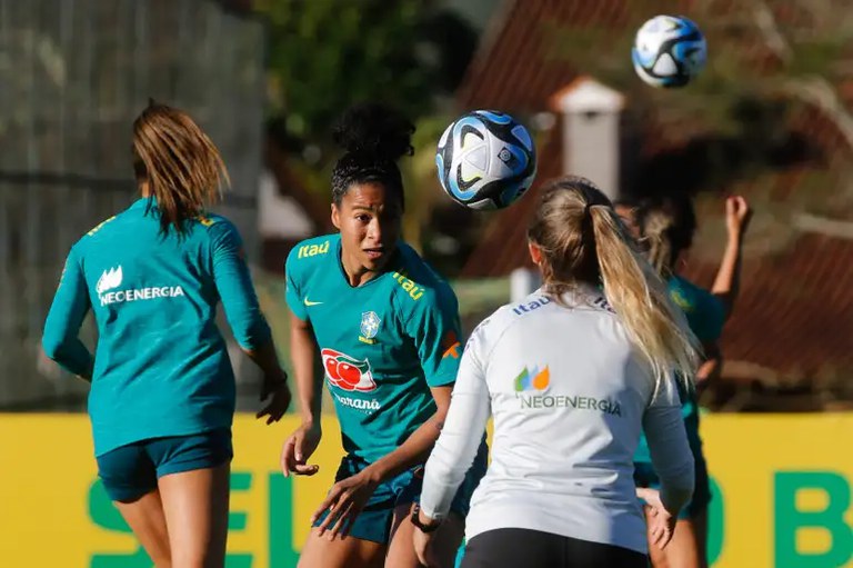 Ministério do Esporte visita entidades para propor parcerias para o futebol feminino