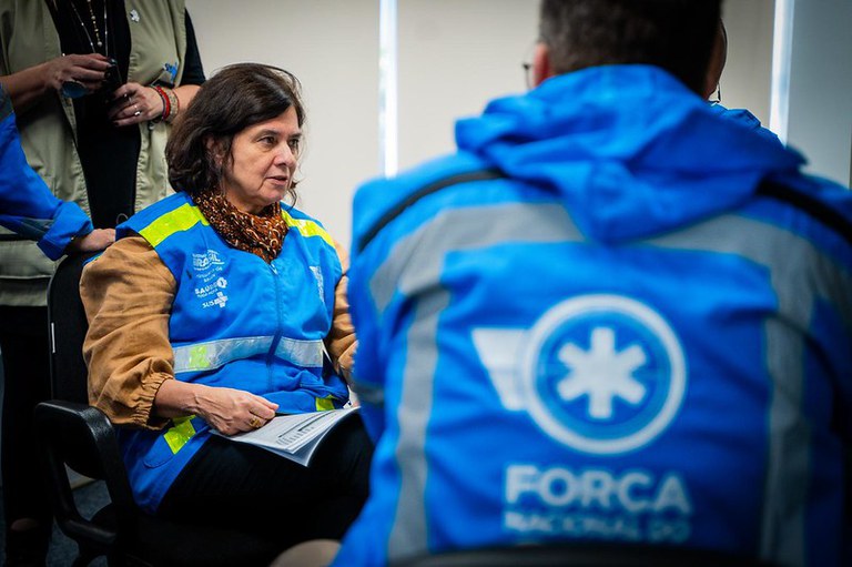 Nísia Trindade visita Centro de Operações de Emergência em Porto Alegre