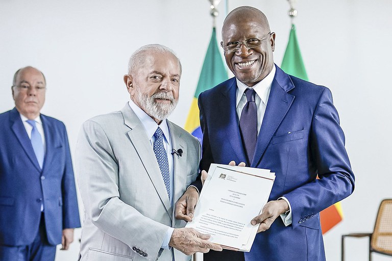 Presidente Lula recebe credenciais de oito novos embaixadores no Brasil