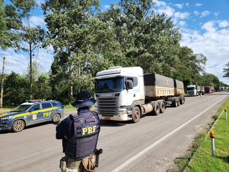 PRF e DNIT liberam 137 caminhões que estavam isolados em Itaara (RS)