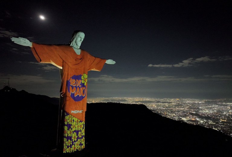 Símbolos da Campanha 18M iluminaram o Cristo Redentor na noite do sábado