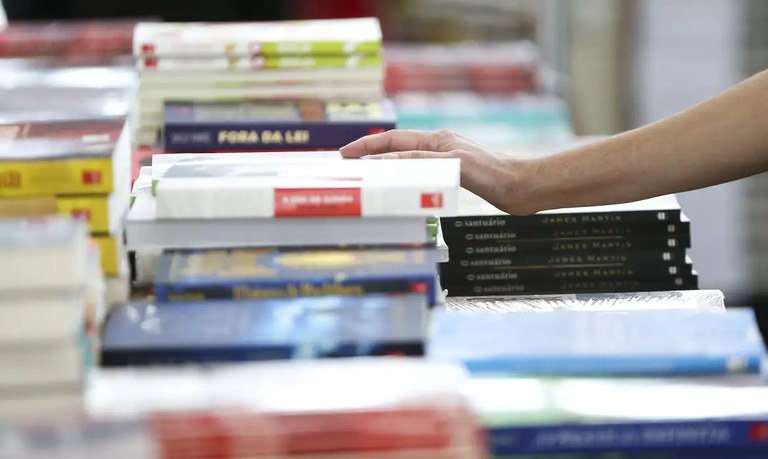 Universidade Correios vai doar 21 mil livros para instituições. Veja como concorrer