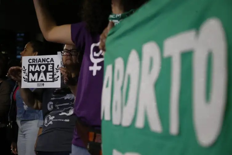 Não contem com o governo para nenhuma mudança na lei do aborto, diz Padilha