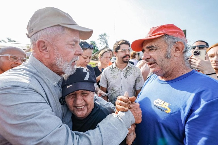 “Vamos estar junto de vocês nessa luta”, diz Lula a moradores do RS. Veja vídeos
