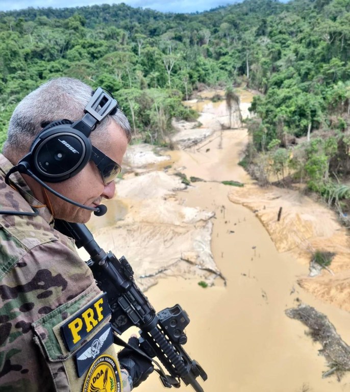 Ação intercepta e destrói helicóptero clandestino na terra Yanomami, em Roraima