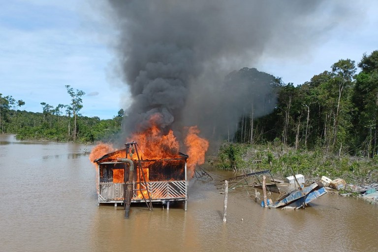 Ação do Governo Federal destrói cinco acampamentos de garimpeiros e um helicóptero na Terra Yanomami