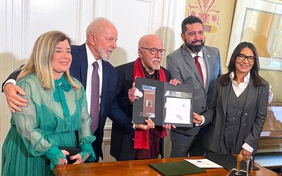 Com Lula e Paulo Coelho, Correios lançam selo de 35 anos de 'O Alquimista'