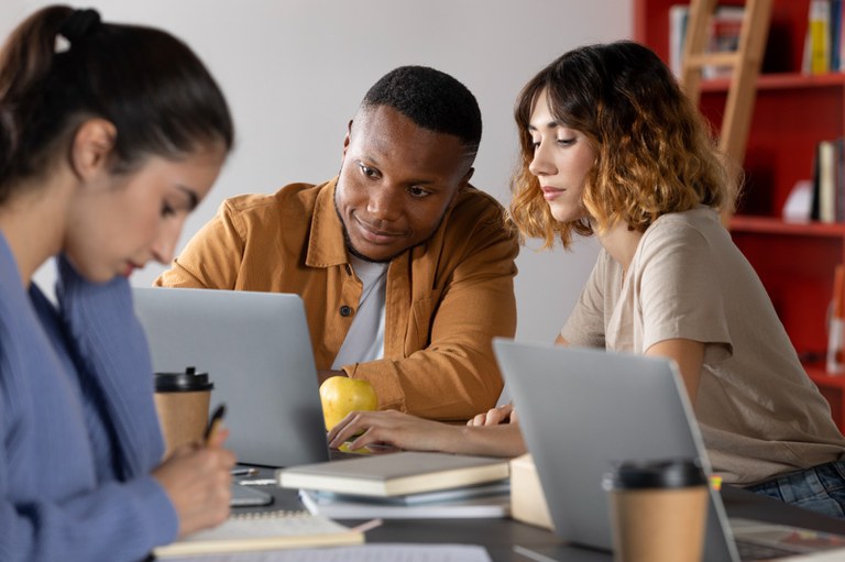 Edital seleciona universidades e institutos federais para cursos de pós a servidores