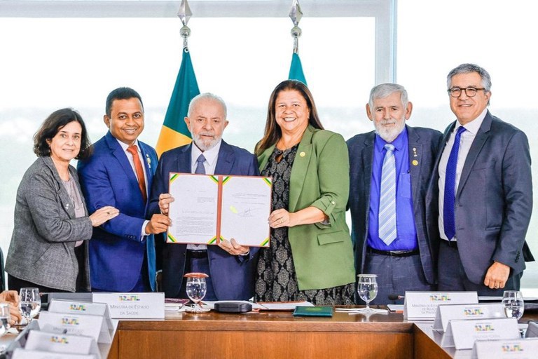 Lula sanciona lei que prioriza cuidado a pacientes com Alzheimer