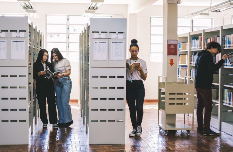 MEC publica edital para livros didáticos do ensino médio