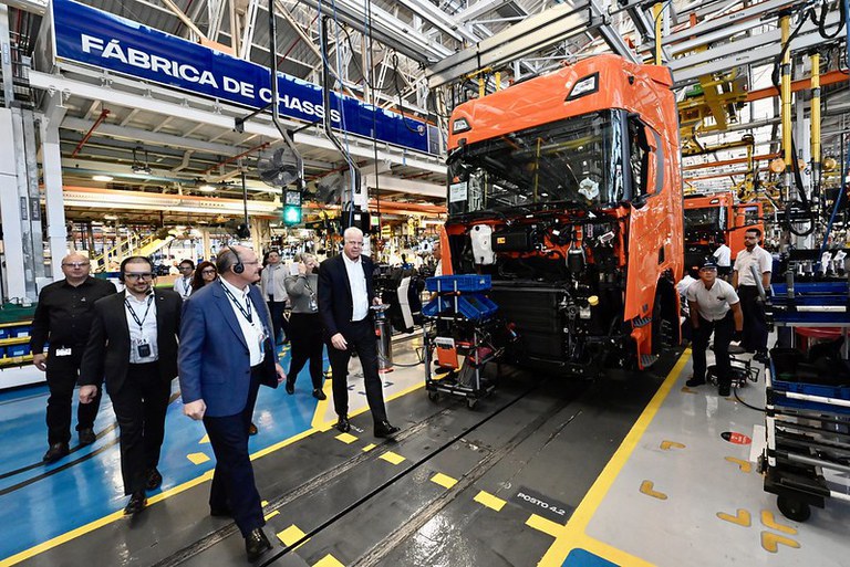 Montadora de ônibus e caminhões anuncia R$ 2 bi de novos investimentos até 2028