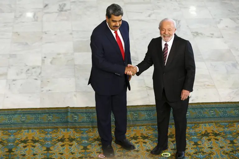 Presidente Lula conversa por telefone com o presidente da Venezuela
