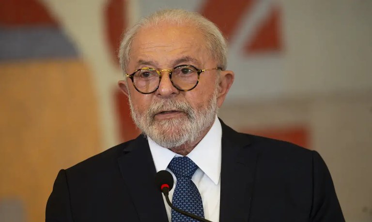 Presidente Lula recebe ligação do presidente da Rússia e defende negociação por paz
