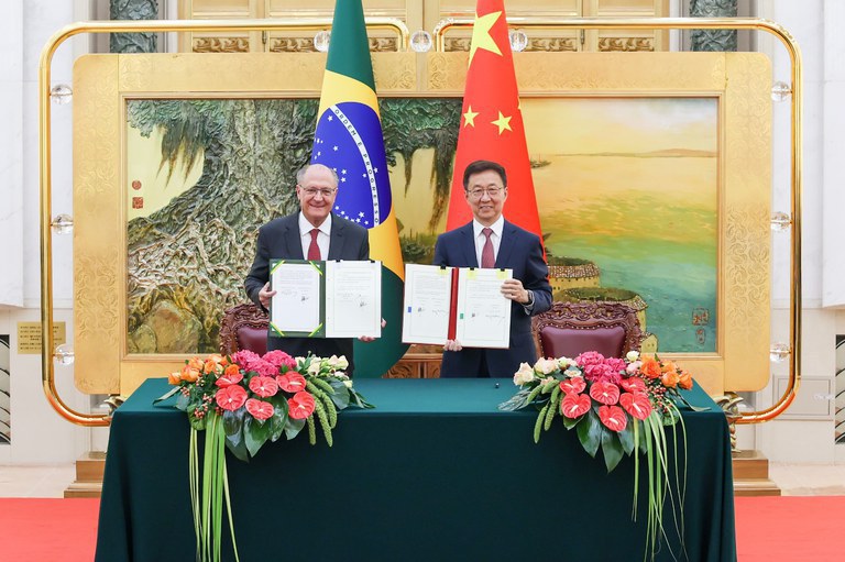 Vice-presidentes de Brasil e China assinam acordos e defendem paz global