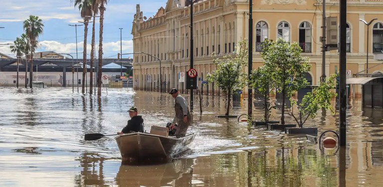 876 mil pessoas foram diretamente atingidas pelas enchentes no Rio Grande do Sul