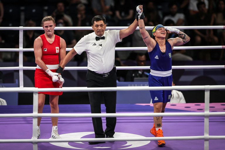 Bia Ferreira garante o bronze e segue na disputa pelo ouro no boxe