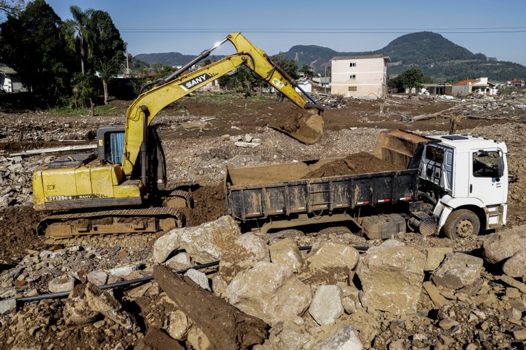 Governo Federal contrata serviços emergenciais de limpeza urbana para o RS