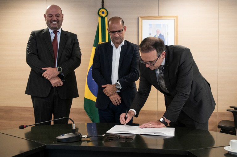 AGU celebra acordo para agilizar auxílio reconstrução a famílias do Rio Grande do Sul