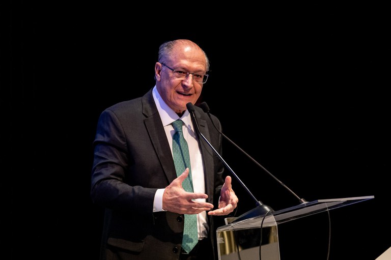 Alckmin afirma que reforma tributária diminui imposto de atividades produtivas