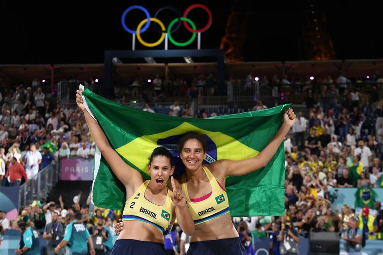 Ana Patrícia e Duda trazem o ouro do vôlei de praia; veja outros resultados