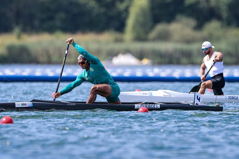 Ana Paula Vergutz e Isaquias Queiroz avançam para as semifinais da canoagem