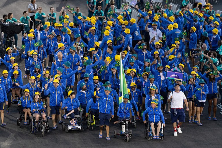 Brasil anima a Champs-Élysées na abertura dos Jogos Paralímpicos