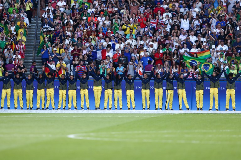 Brasil conquista prata no futebol feminino e obtém melhor resultado em 16 anos