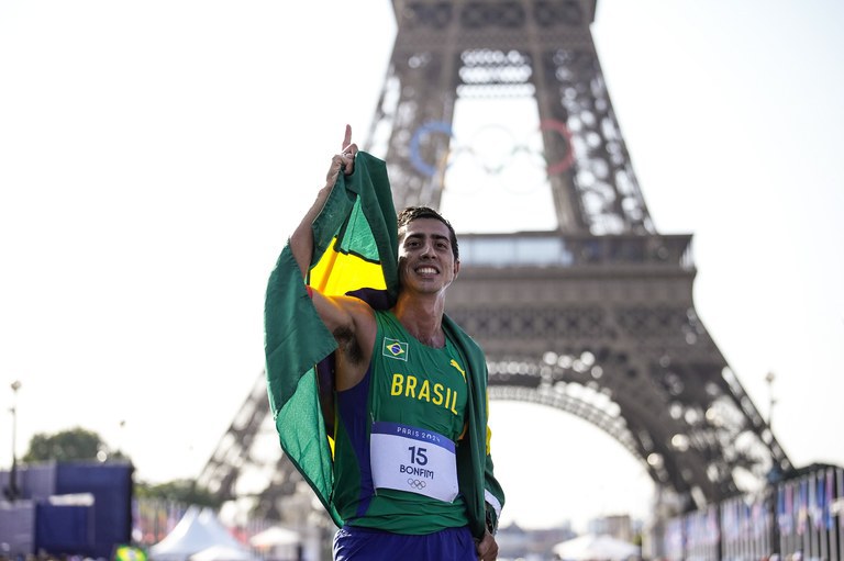 Caio Bonfim conquista medalha inédita na marcha atlética. Lula celebra