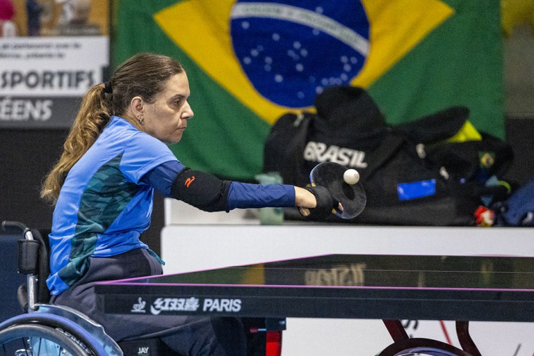 Carla, a jornalista da TV Brasil que representa o tênis de mesa paralímpico na França