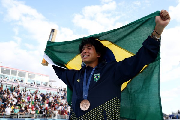 Em final com três brasileiros, Augusto Akio garante medalha de bronze no skate park masculino