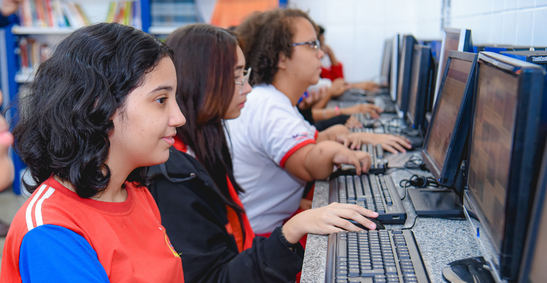 Governo escolhe empresas nacionais para levar internet a 1.400 escolas