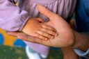 Lei garante a crianças e adolescentes o direito de visitar pais internados em instituição de saúde Lei garante a crianças e adolescentes o direito de visitar pais internados em instituição de saúde