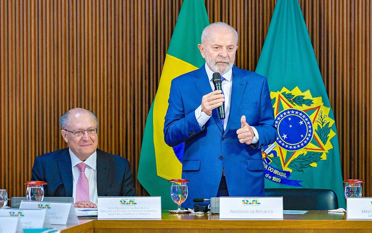 Lula garante estabilidade a ministério e cobra rapidez na execução de projetos