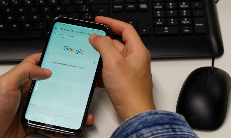 Google e Apple devem incluir senha e biometria para acesso a aplicativos de e-mails para ampliar segurança em celulares