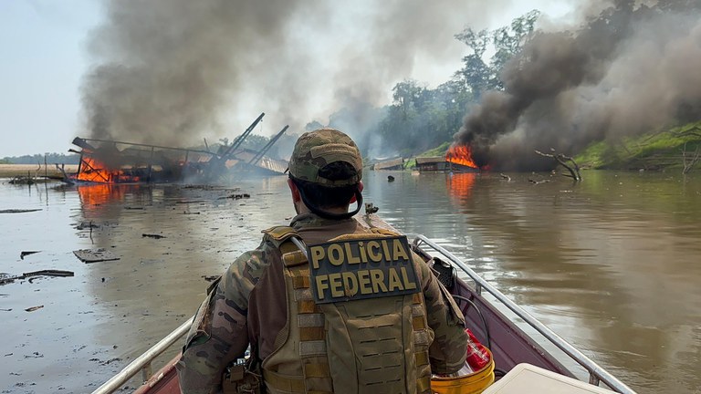 Polícia Federal inutiliza 223 balsas de garimpo ilegal no Amazonas