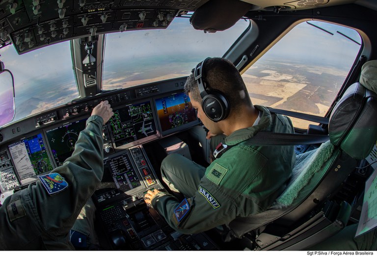 Veja como opera o avião brasileiro KC 390 no combate ao fogo no Pantanal