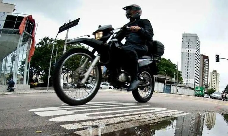 Pesquisa nacional mostra que 54% dos motociclistas dirigem sem habilitação